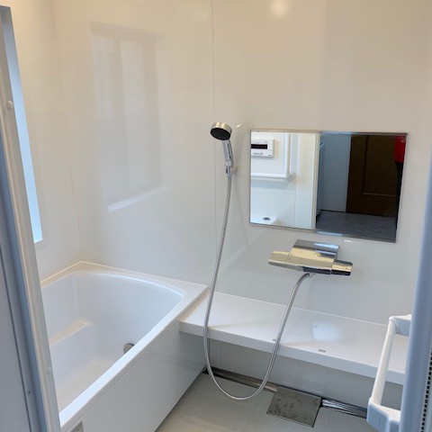 施工後ユニットバス　広くない浴室なので色をパールホワイトにしました。キラキラして広く感じられます