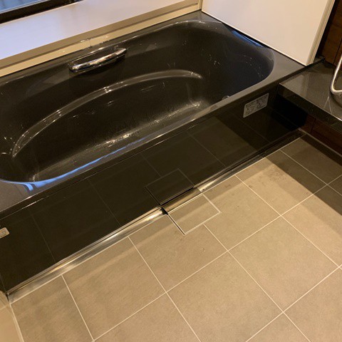 施工後　「キープクリーンフロア」は頑丈で汚れが入り込まないのでずっとキレイに使えます。高断熱の「キープクリーン浴槽」も表面がなめらかなのでお掃除楽々。