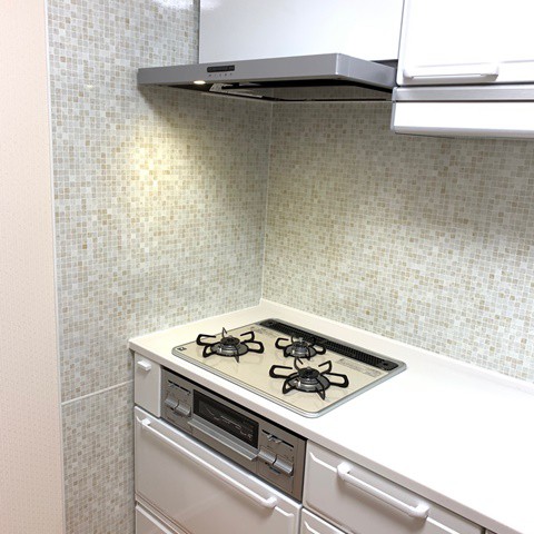 施工後　『ハイパーガラスコートガスコンロ』はキッチンパネルとイメージを合わせ「クリアパールライトベージュ」に。