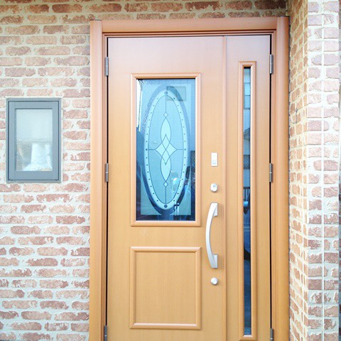 施工後　明るい木目のドアに変更したら玄関廻りが明るくなりました。