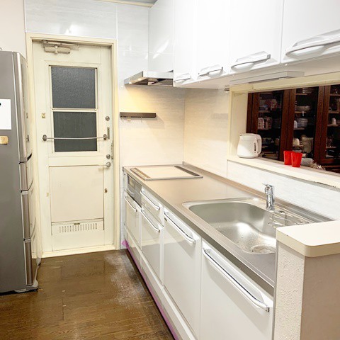施工後　キッチン　ホーローキッチンパネルはお掃除楽々♬マグネットが付くのでどこでもラックなどの小物をお好きな場所へ設置できます。