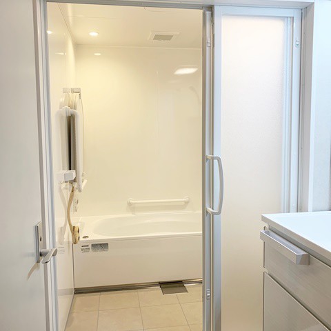 施工後　出入口の扉を3枚引戸は開口も広く、開閉も楽に。浴室・洗面所共明るくなりました。
