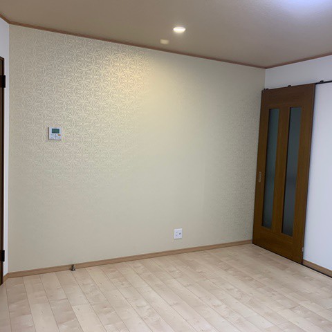 施工後　リビングダイニングのアクセントクロスは続き間になる和室を意識して、和モダンに。