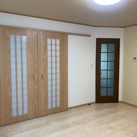 施工後　ダイニングキッチンと和室の間の扉を新設しました