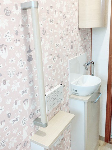 施工後　手摺や手洗い器、収納はナチュラルカラーでまとめてすっきり見せています。