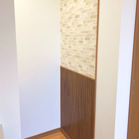 レンガ調と木目調の壁クロスがアクセントに。リモートワークの時にも背景が映える！