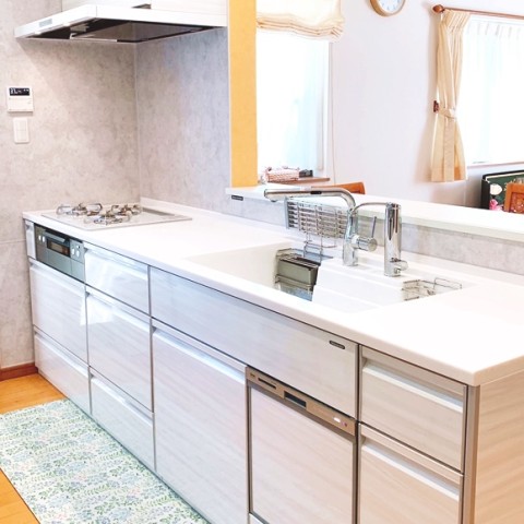 白を基調としたキッチンが清潔感と開放感を醸し出しています。